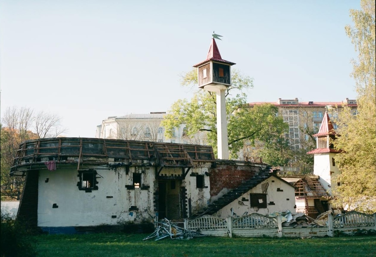 Фото Артема Кастевича из паблика «Минск и Минчане». На нем изображение полуразрушенного кафе «Сказочный замок» в парке Горького в Минске.